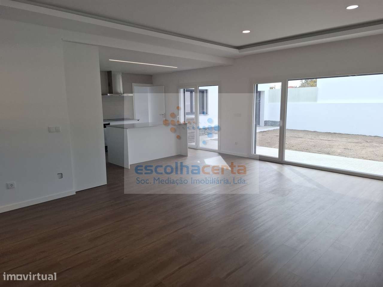 MORADIA TÉRREA T4 ISOLADA EM CONSTRUÇÃO - FERNÃO FERRO - Grande imagem: 3/47