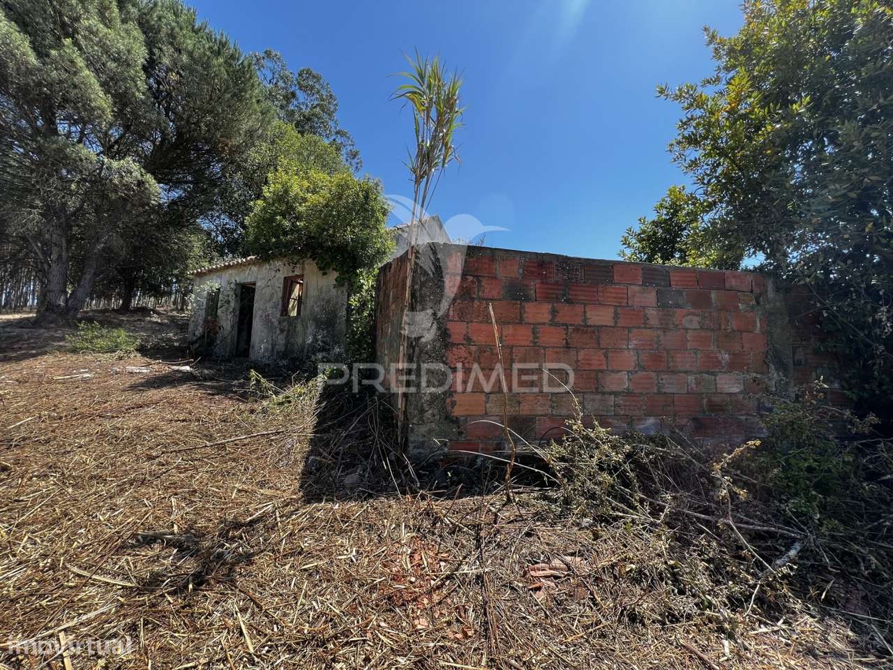 Terreno com ruína e vista deslumbrante sobre o vale. - Grande imagem: 4/21