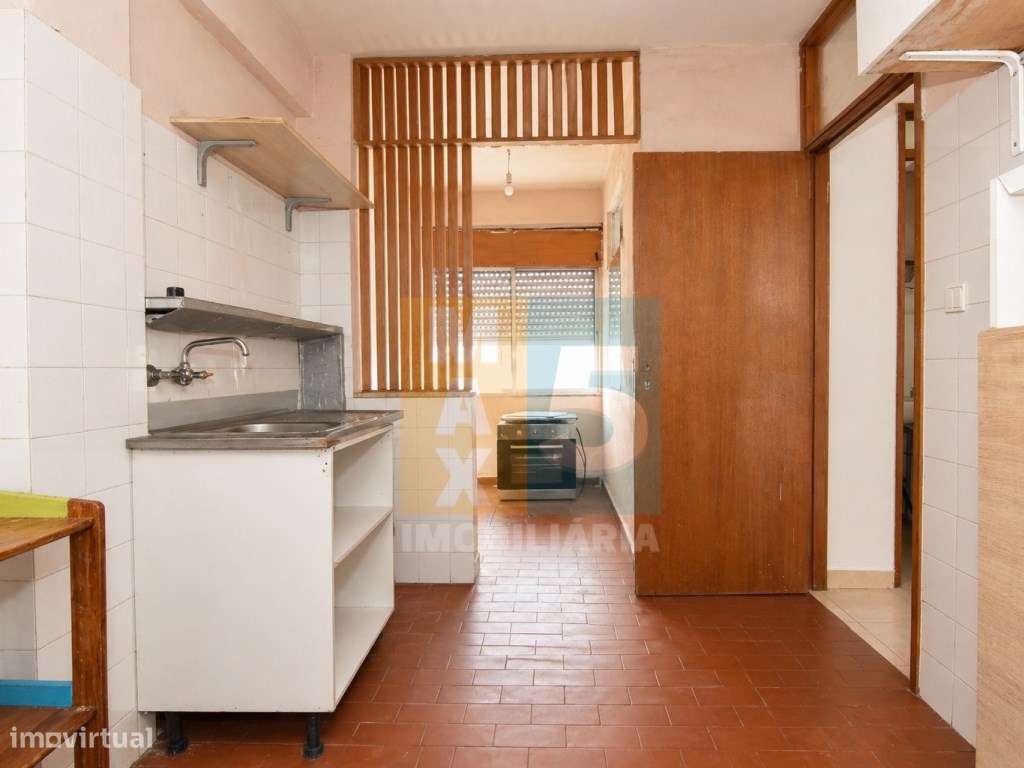 T1 com boa luz natural para remodelação total - Vale da Amoreira-14