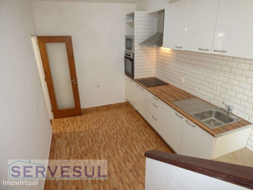 Casa Tradicional, com dois pisos, 4 quartos, dividida em duas habit...-3