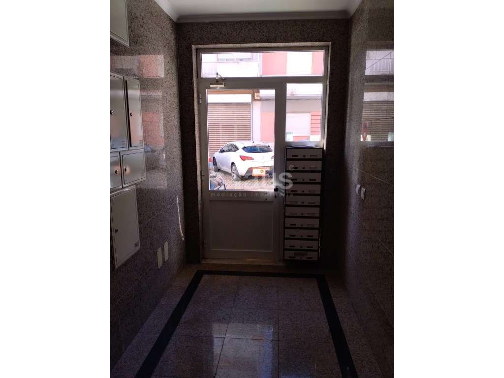 T3 com parqueamento e arrecadação - Grande imagem: 3/25