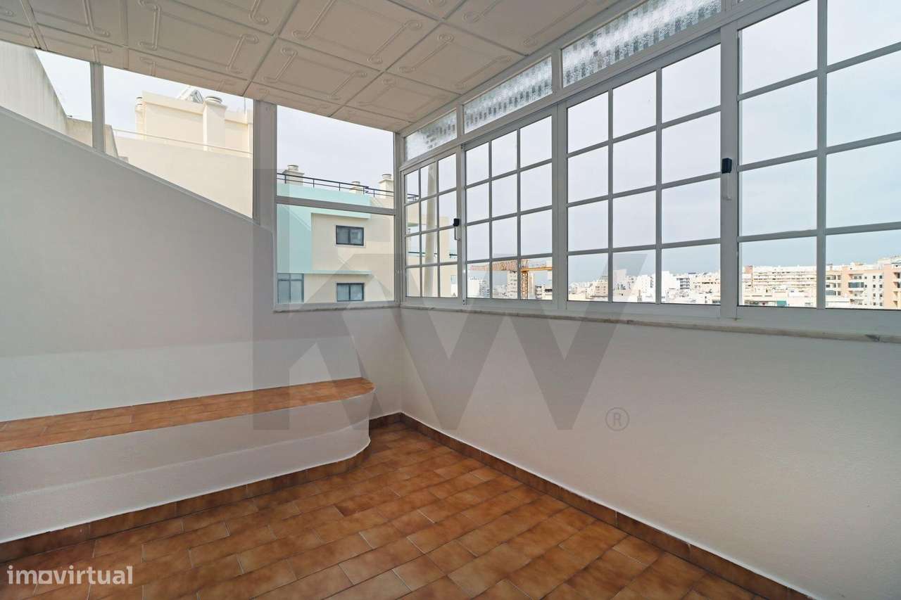 Apartamento T2 exclusivo no último piso do Edifício Royal com terraço-43