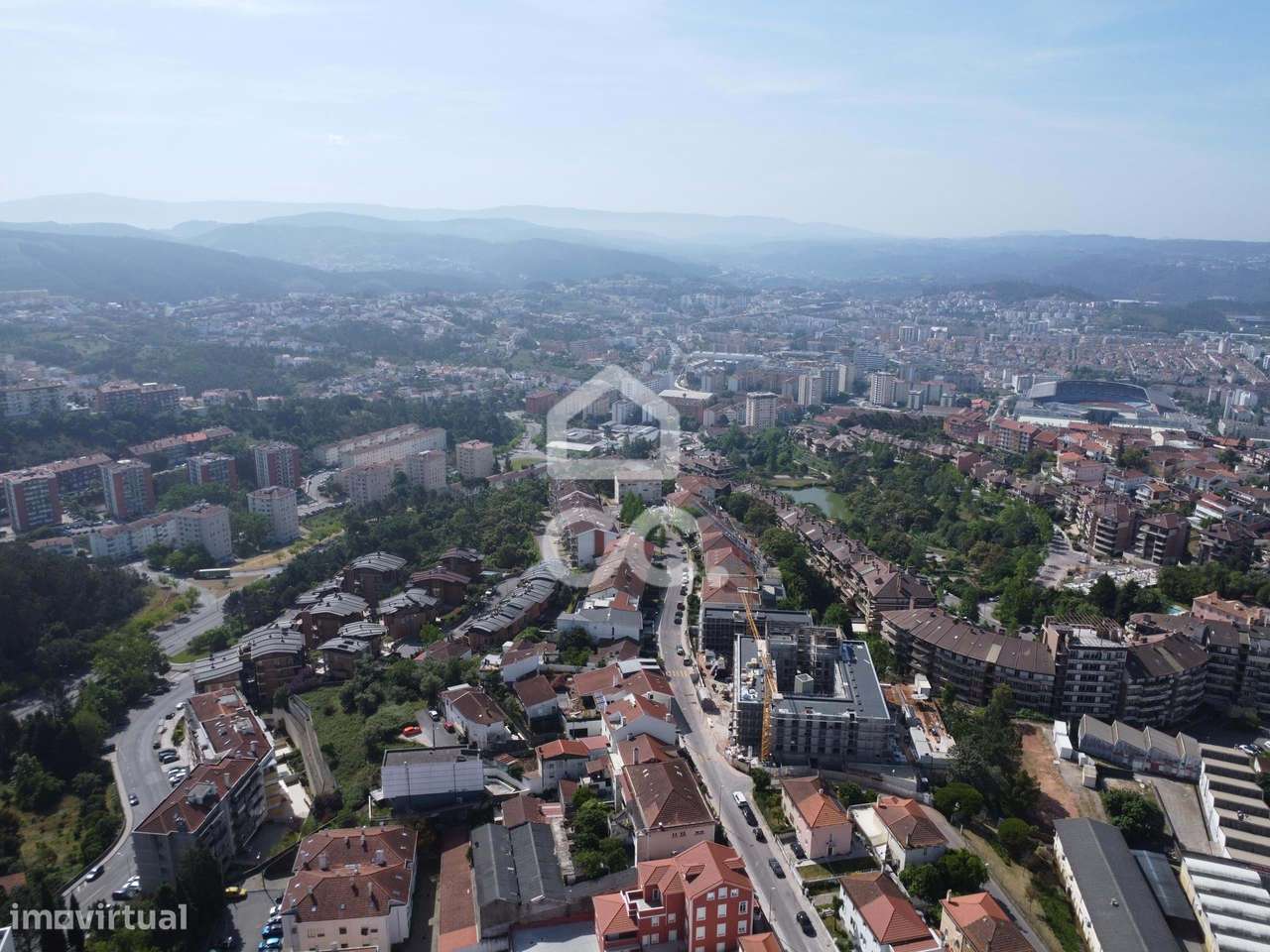 Moradia totalmente remodelada com 6 apartamentos T2 junto à Dias da Si-36