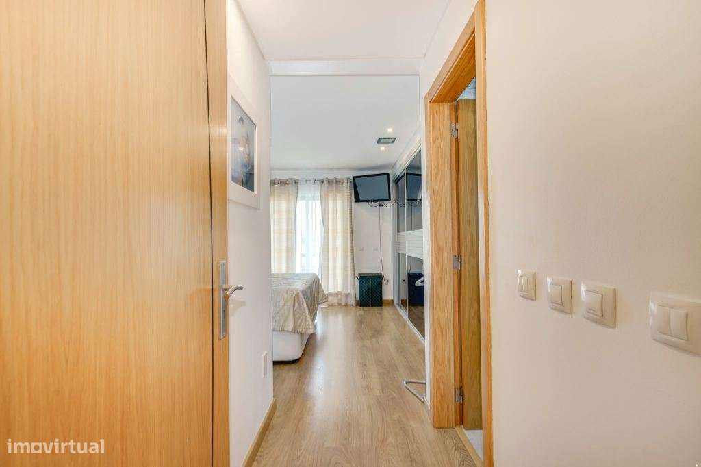 T4 de Luxo remodelado com 225 m², 2 Parqueamentos e Excelente Local...-11
