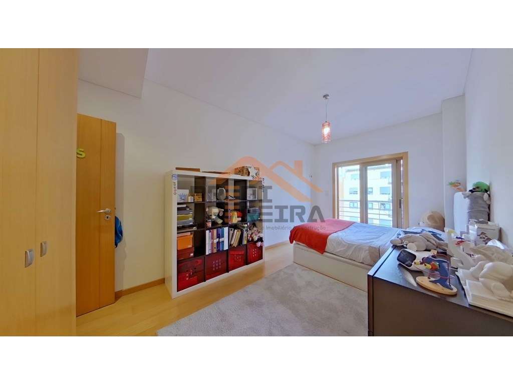 Situado na Urb. Colinas do Cruzeiro, T3 com três varandas e box par...-10