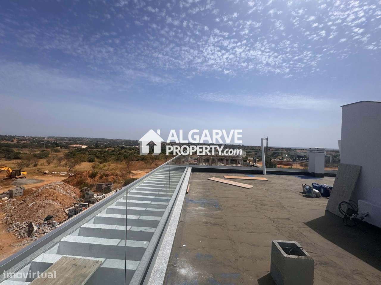 Moradia de Luxo T4 com Piscina e Vista Mar na Guia, Algarve-18