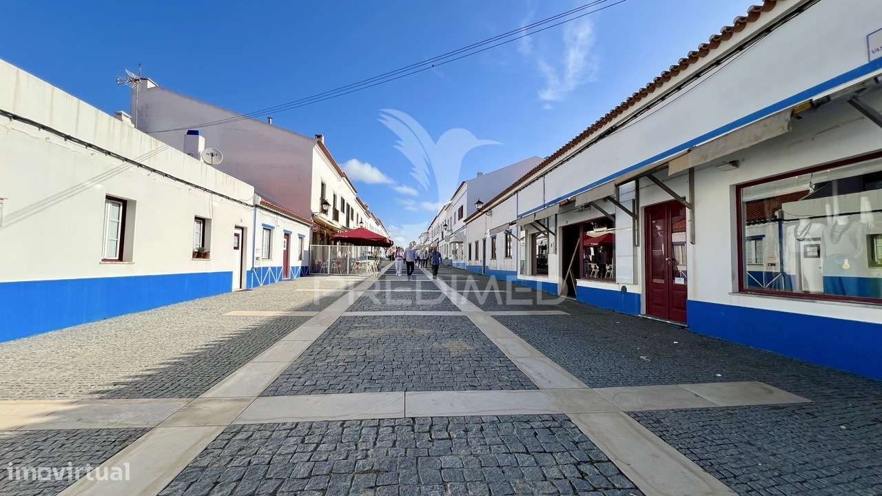 Moradia + 2 Lojas com Logradouro, Cave e Sótão junto á Praia de Por... - Grande imagem: 4/37