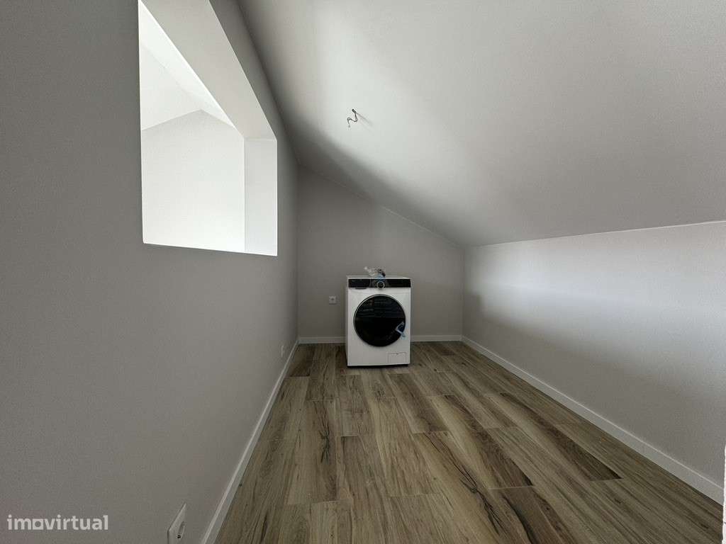 Moradia com 3 Suites, Garagem, Logradouro, Churrasqueira e Piscina-34