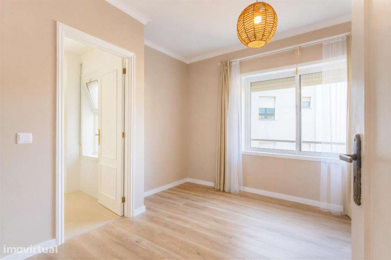 Apartamento T2 com Varanda — Excelente Localização junto ao Metro-18