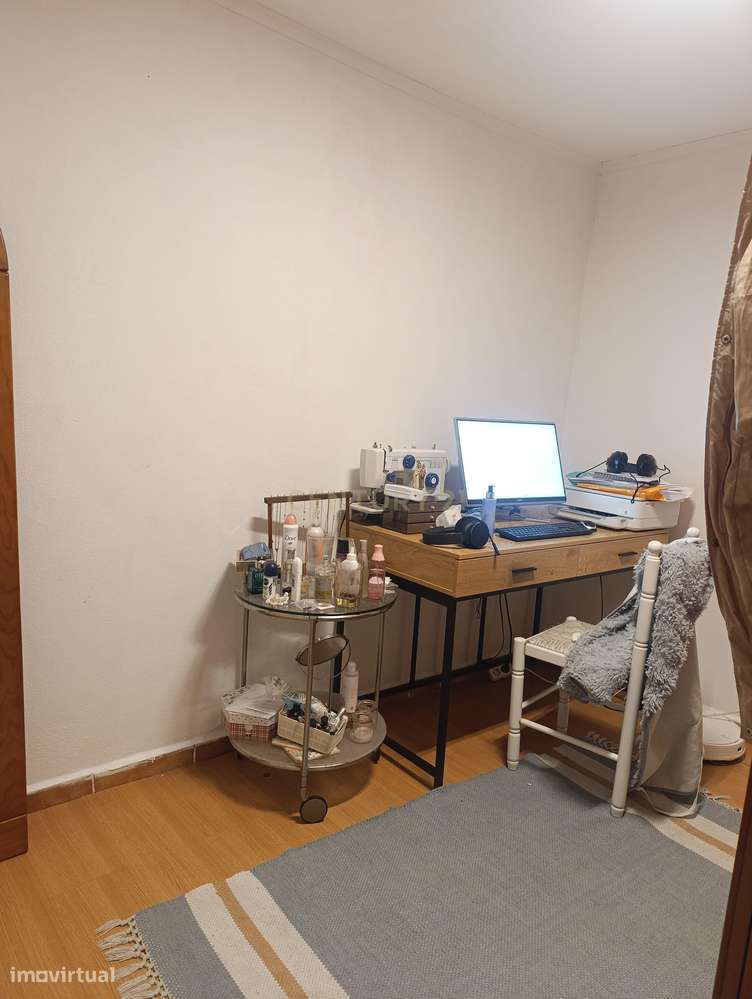 Casa T2 em Almada com 2 casas de banho e boa exposição solar-15