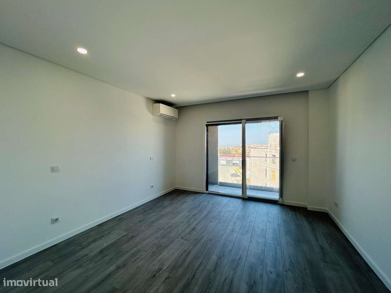 Moderno T4 Duplex com Terraço e Garagem-13
