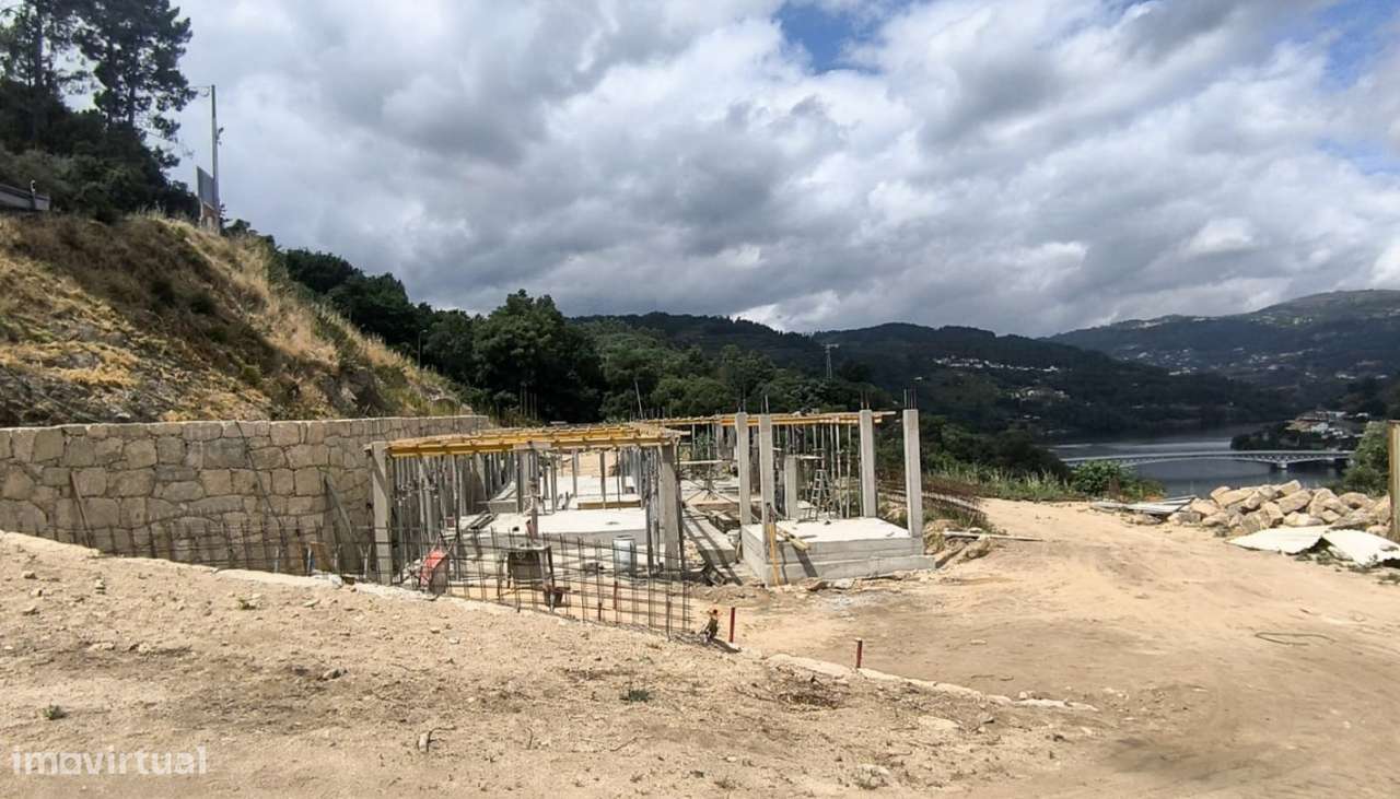 Venda de Moradia V4 em construção, em frente ao rio, Oliveira do Dou-10