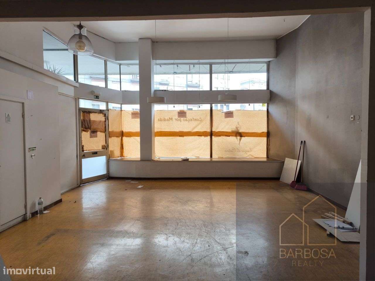 Loja de rua c/ 2 pisos, 3 WCs, 227m2 - zona movimentada Porto - Grande imagem: 5/15