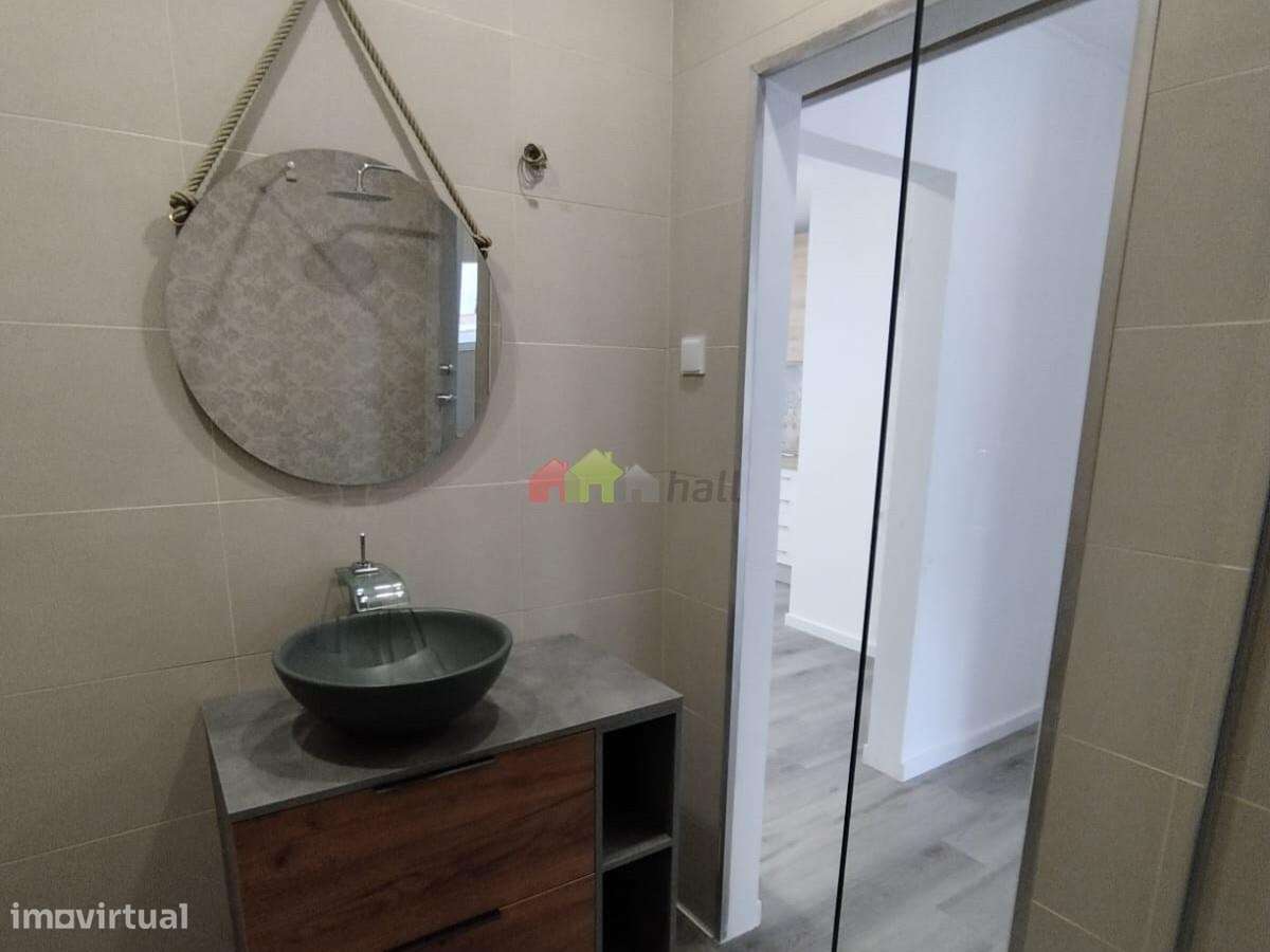 Apartamento T2 Remodelado na Baixa Banheira-10