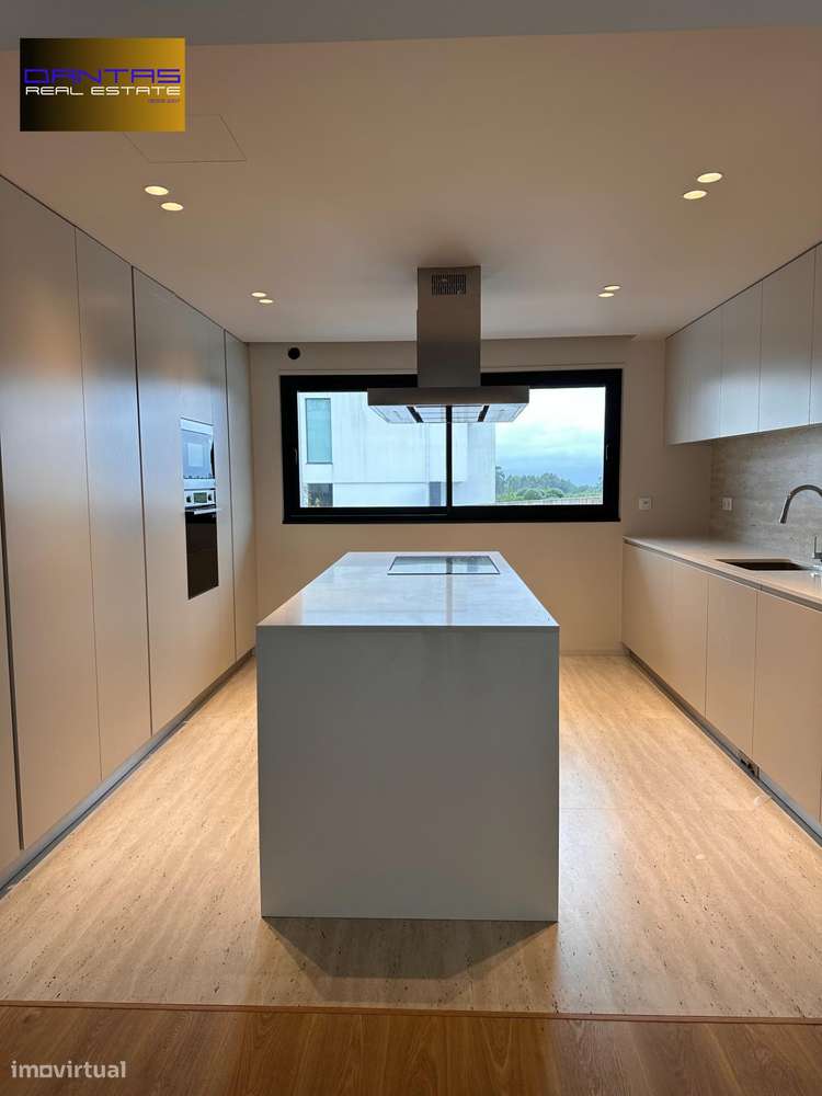 Gaveto T4 já com a estrutura concluída, lote 400m2-44