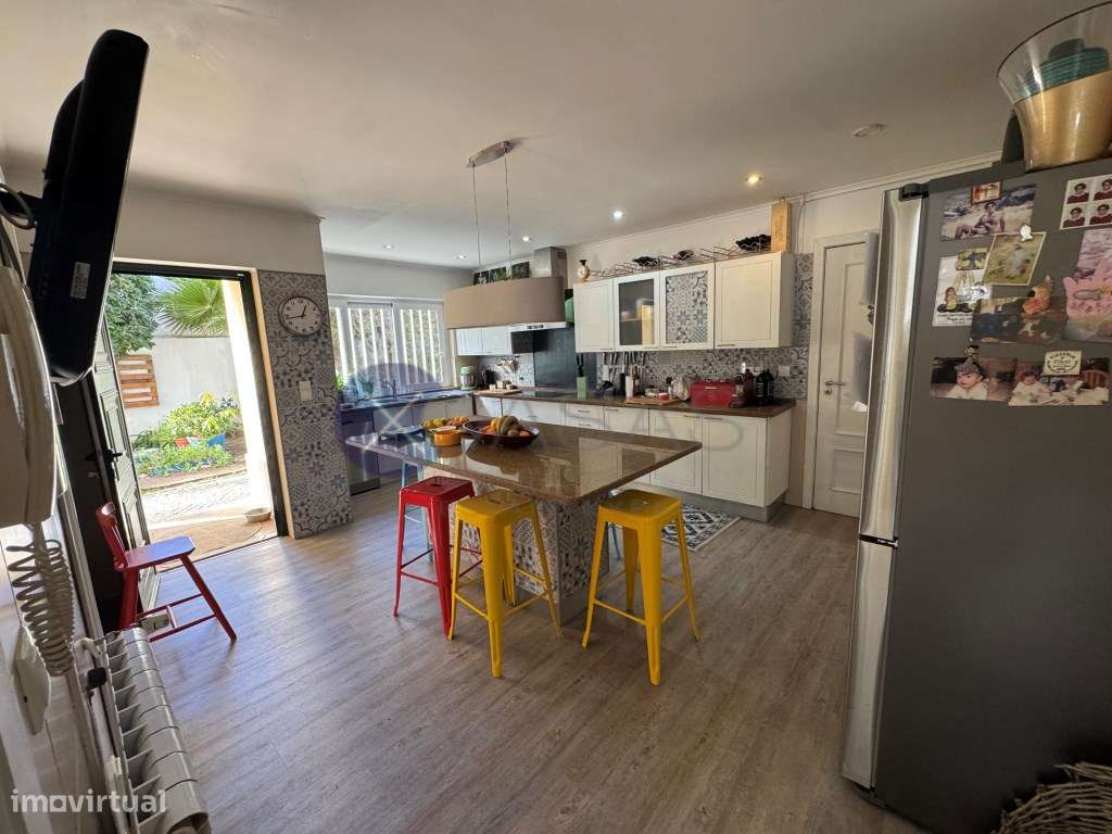 single-family residential building, with a T6 layout, comprising gr...-19