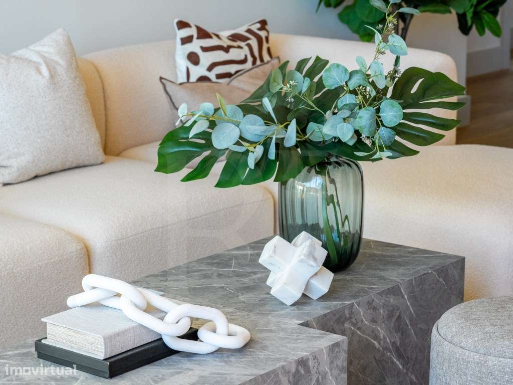 Moradia T3+1 Frente mar no Estoril, com 3 lugares de garagem e piscina-0