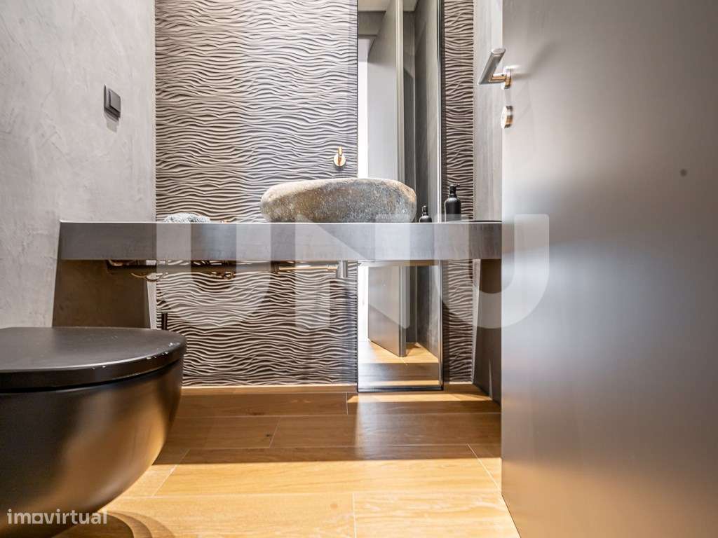 Apartamento T5 transformado em T3, remodelado, com 3 Suítes, na Rua...-9