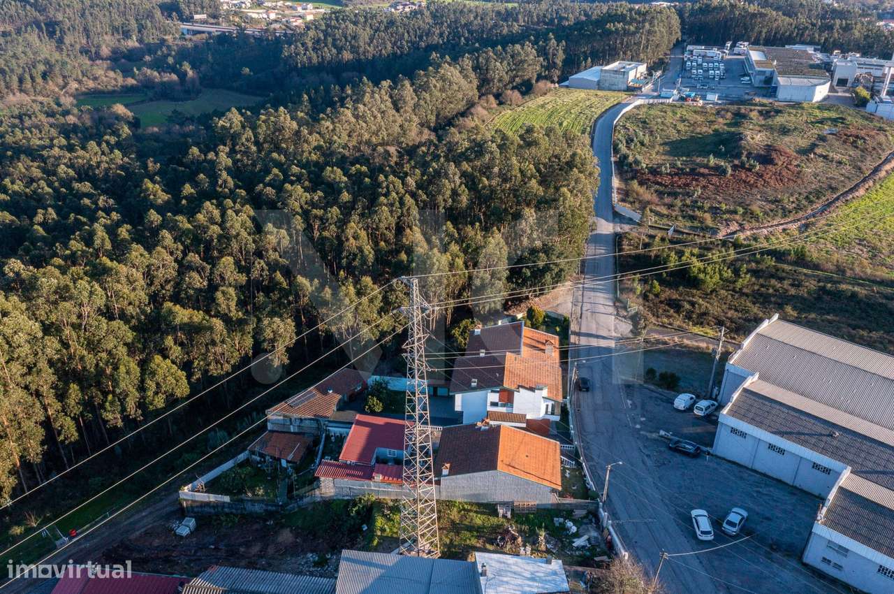 Moradia T4 com pátio, jardim e garagem em Covelas - Trofa-47