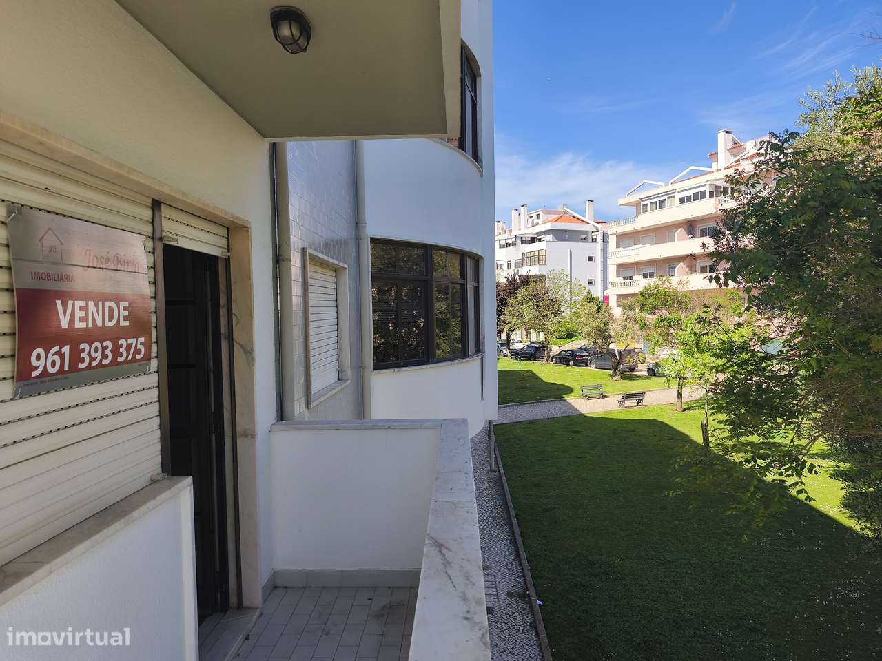 T3 Centro de Queijas, Oeiras. Parqueamento, Arrecadação, Varandas.-2