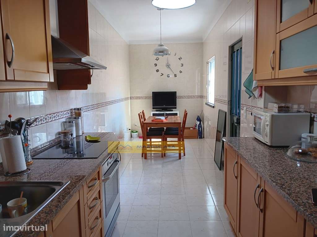 Moradia T4 totalmente remodelada, garagem, sotão e espaço exterior,...-13