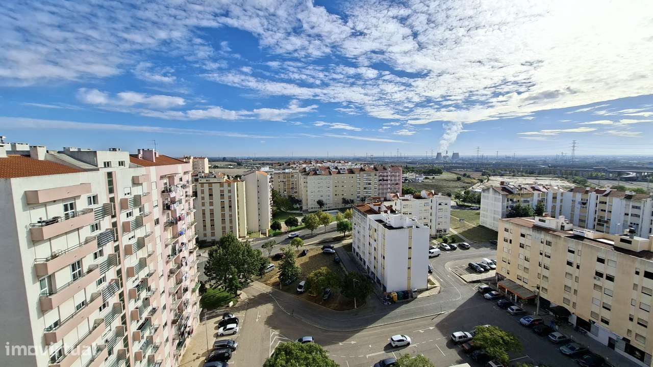 Apartamento T2 com 74m², Arrecadação e Estacionamento no Carregado-0