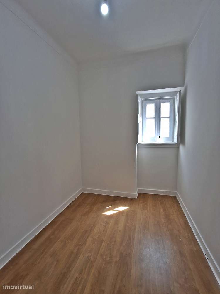 Apartamento T4 muito soalheiro, em zona central.-10