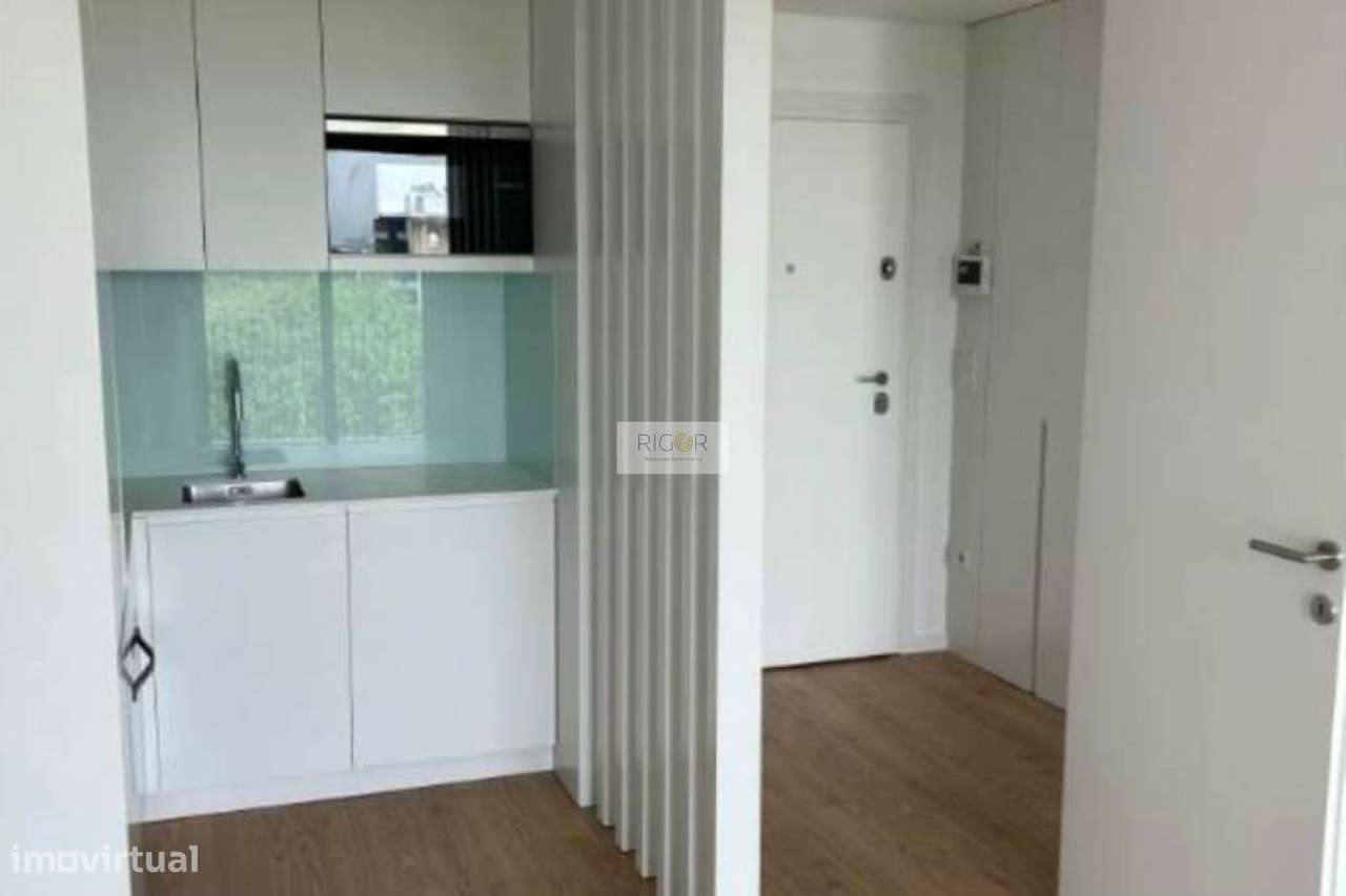Apartamento T1 semi-novo, com varanda e garagem, ao Pólo Universitário - Grande imagem: 4/12