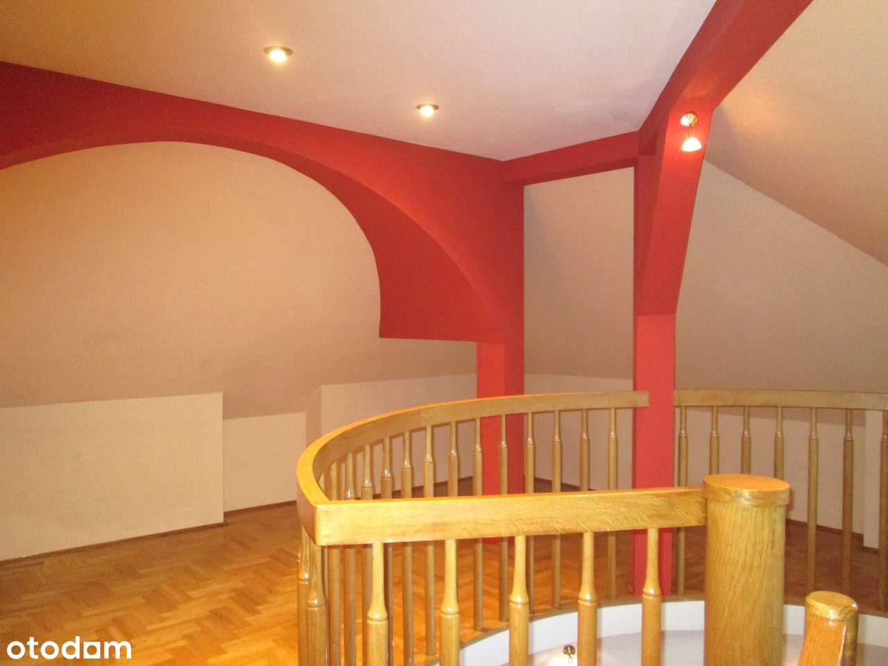 NIETUZINKOWY DOM Z MOŻLIWOŚCIĄ PODZAŁU NADAJĄCY SIĘ NA SIEDZIBĘ FIRMY.-18