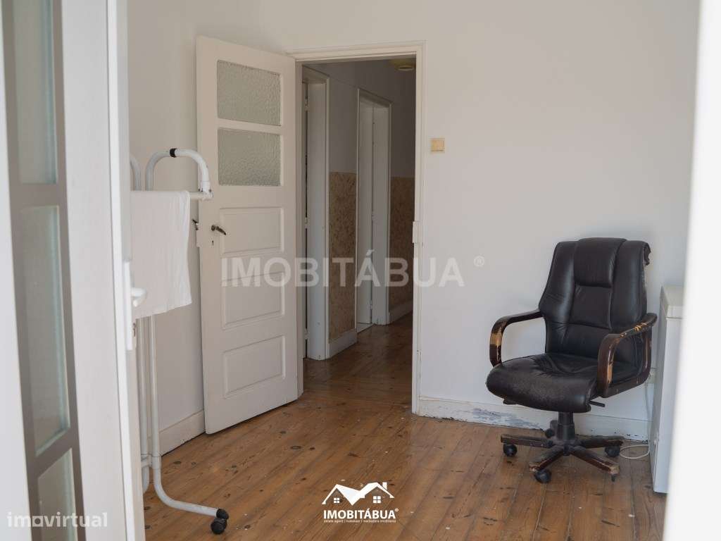 Espaço comercial com habitação T5 no centro da vila-21