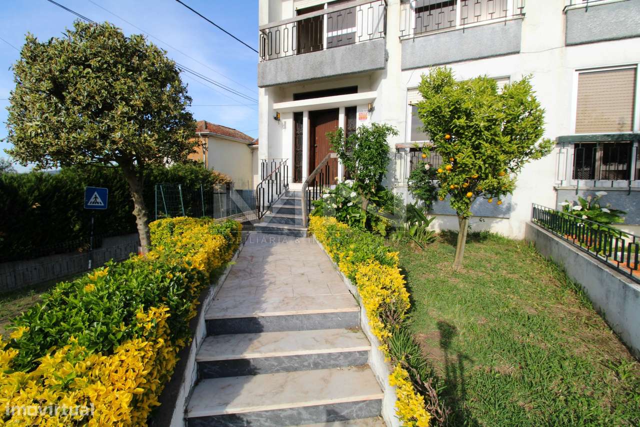 Moradia de 3 Frentes com Vista Panorâmica no Coração de Gondomar-47