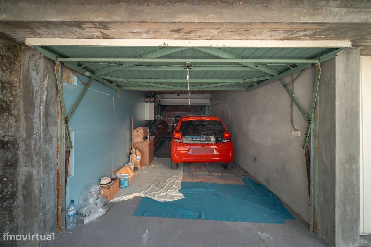 Moradia Espaçosa com 3 Habitações Independentes, Garagens e Terreno –-41