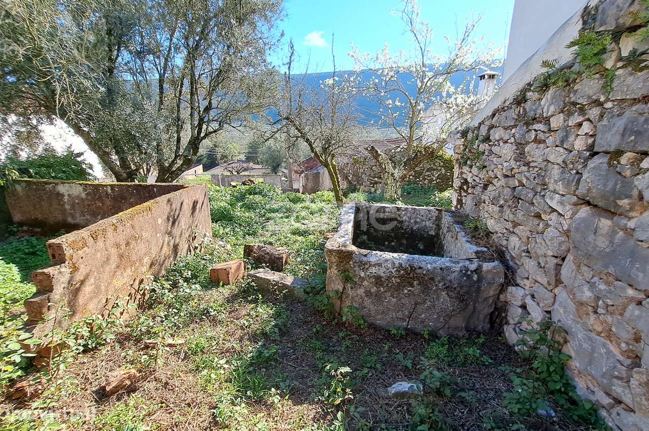 Terreno Urbano com Ruína em Mira de Aire - Grande imagem: 1/16