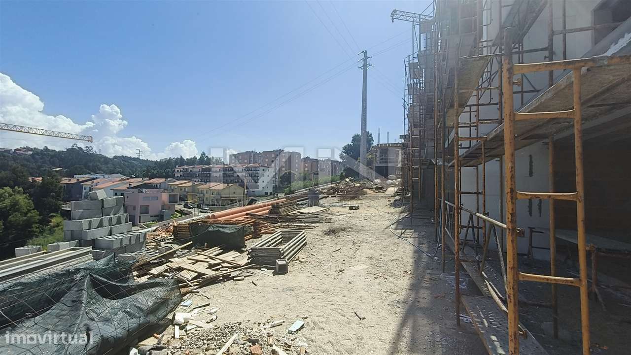 Vistas Únicas: Moradia de Luxo em Condomínio Fechado com Piscina-5
