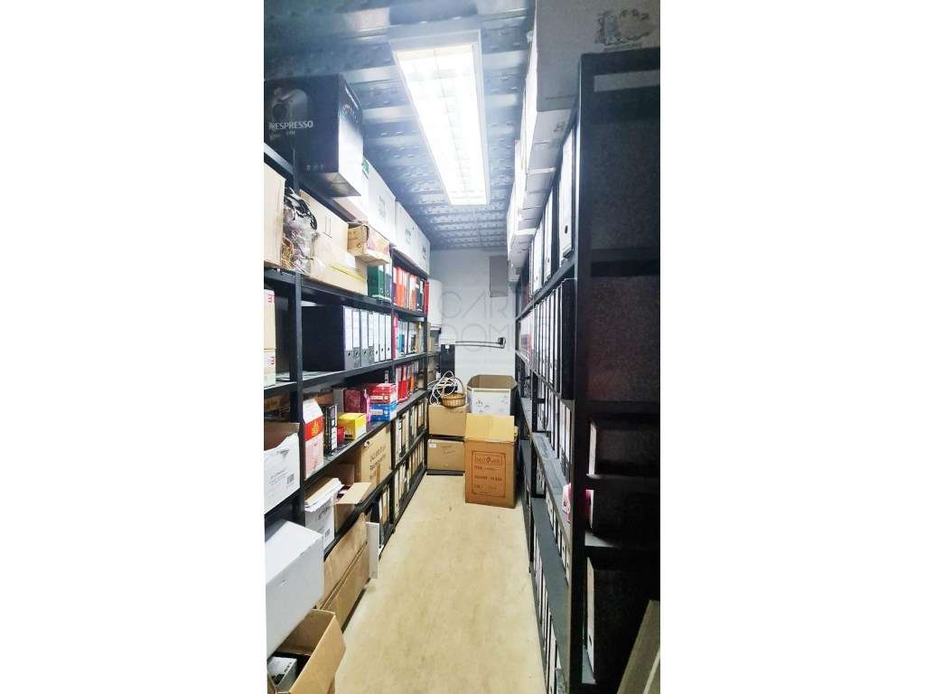 Amplo Armazém com escritórios na Nacional 10, Alverca do Ribatejo-43