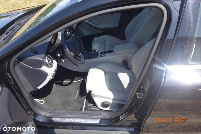 Mercedes-Benz GLA 180 7G-DCT - 23