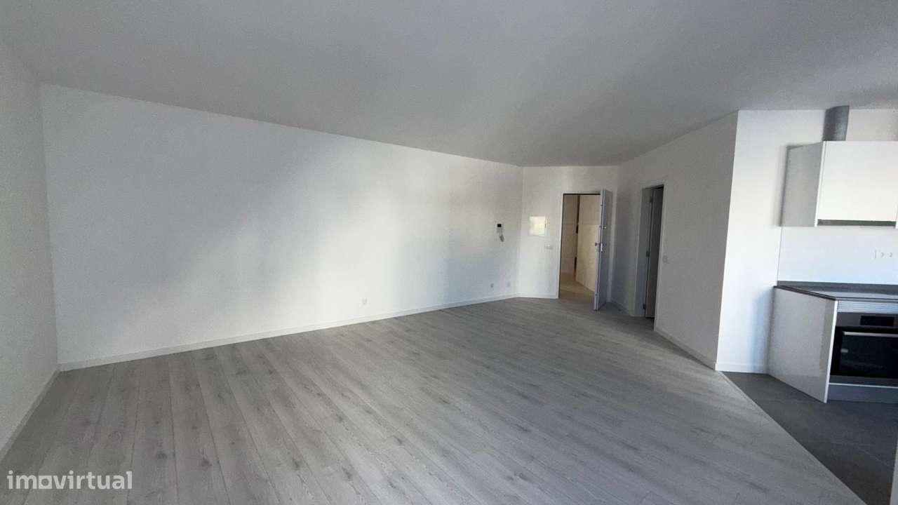 Apartamento T0 com parqueamento e vistas de mar-23