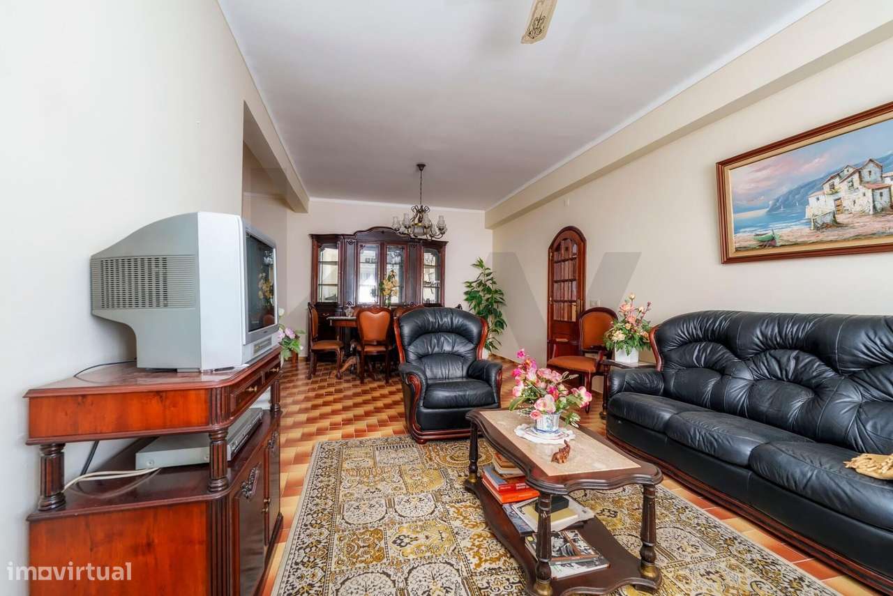 Apartamento T3 com espaço exterior no centro de Vila Real de Santo Ant-23