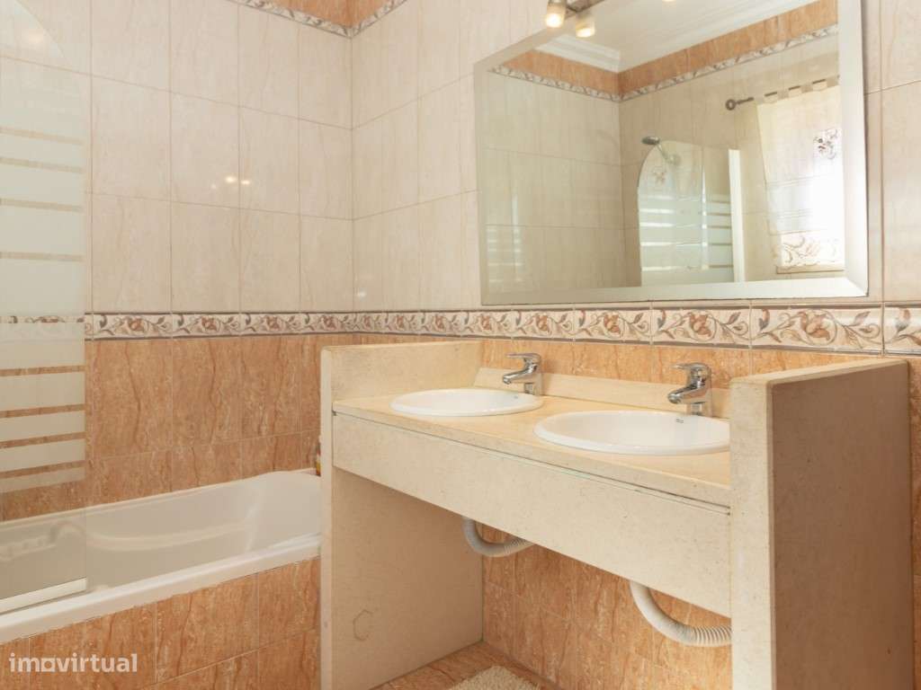 Moradia T4 de Prestígio com Áreas Amplas, Garagem para 2 Carros e C...-27