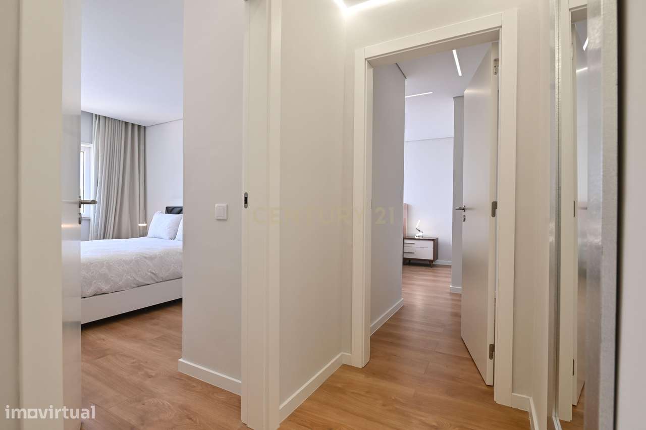 Apartamento Renovado em Cascais com Terraço e Garagem-9