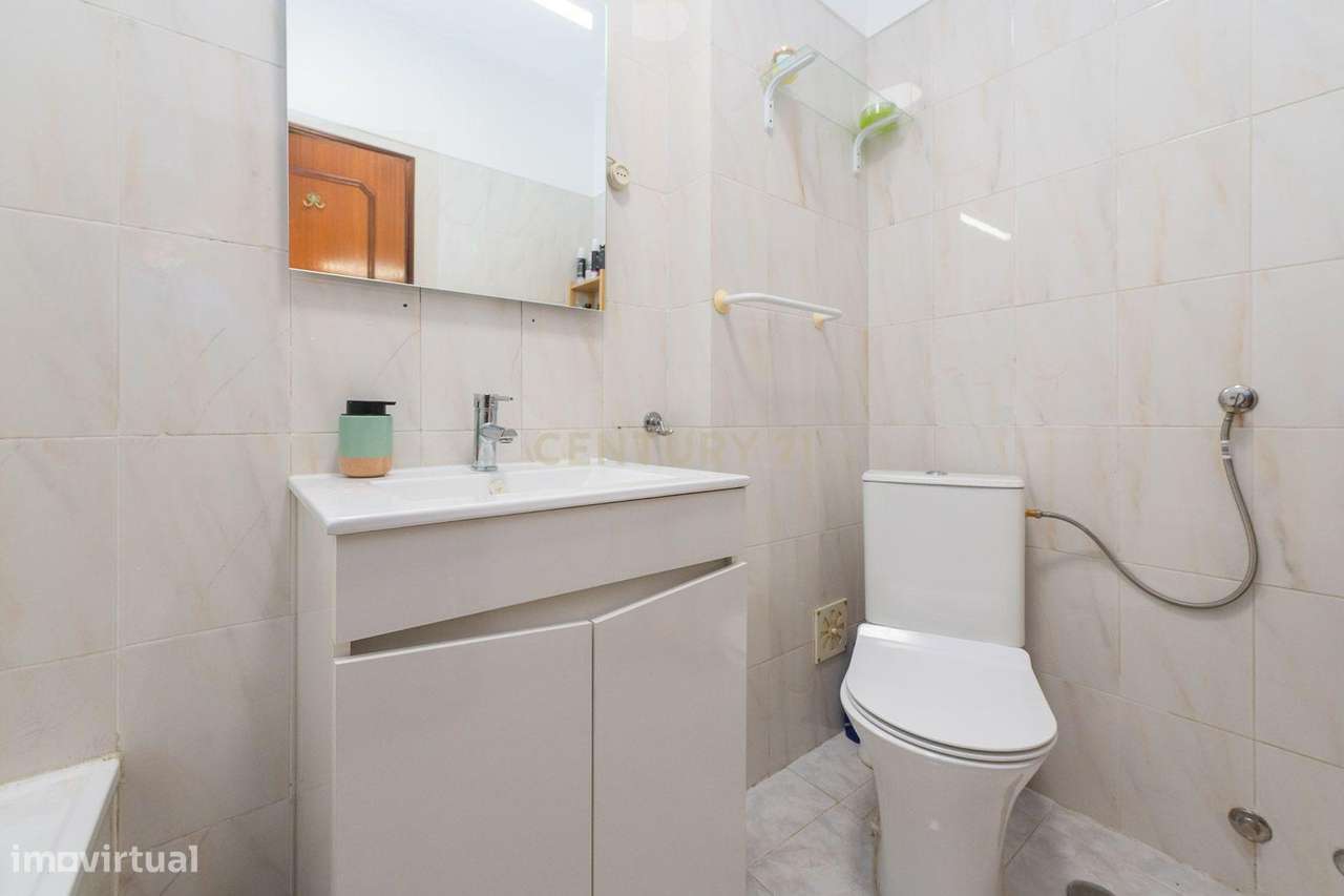 Apartamento T2 em bom estado, parcialmente remodelado-16