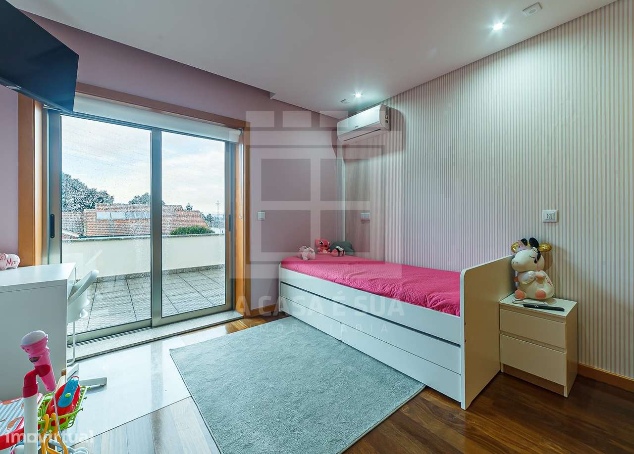 MORADIA T4+1 C/PISCINA EM COND FECHADO 3 FRENTES-11