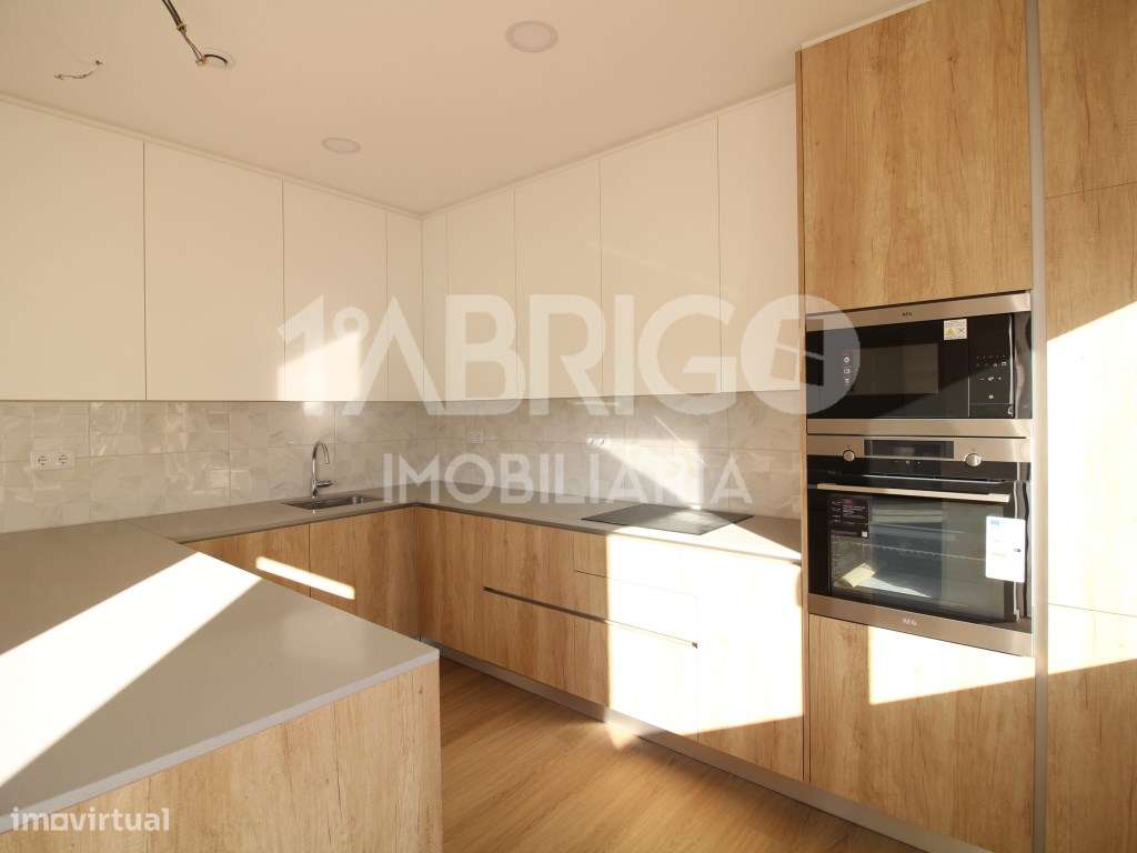 Moradia T4 totalmente remodelada, centro da cidade da Marinha Grande - Grande imagem: 4/34