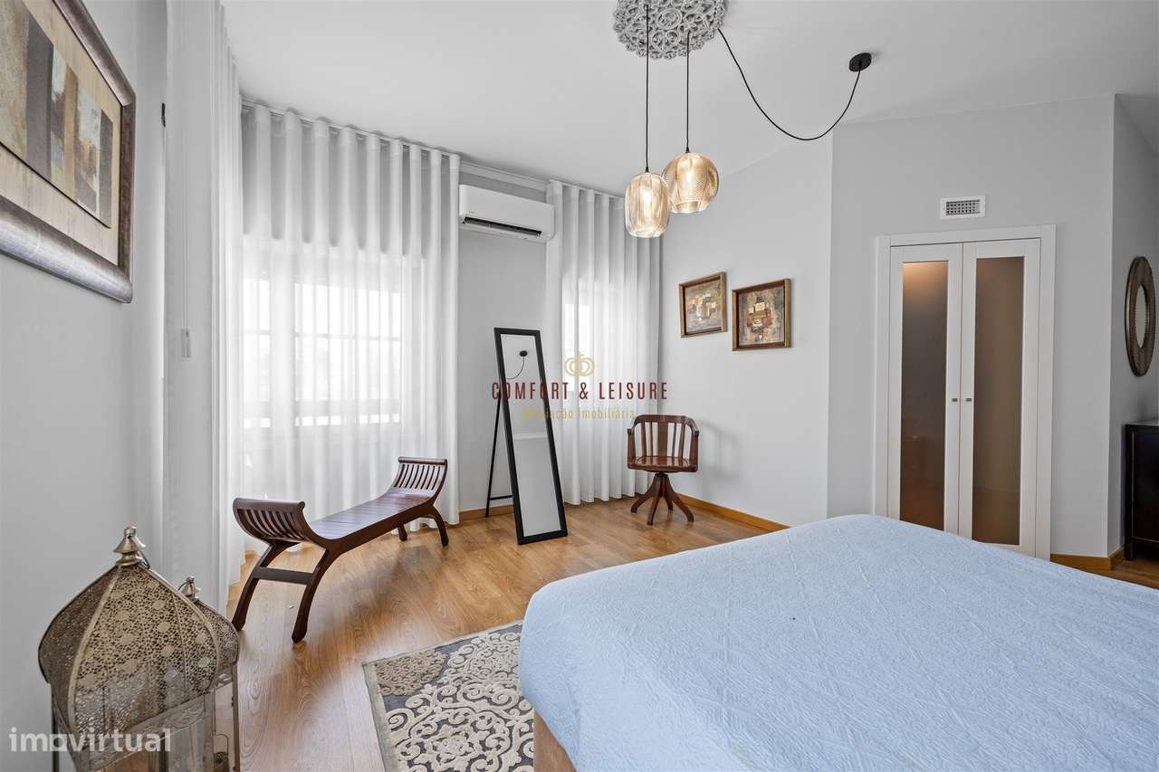 Apartamento com 4 quartos, 2 wc, parqueamento e arrecadação na Ramada,-17