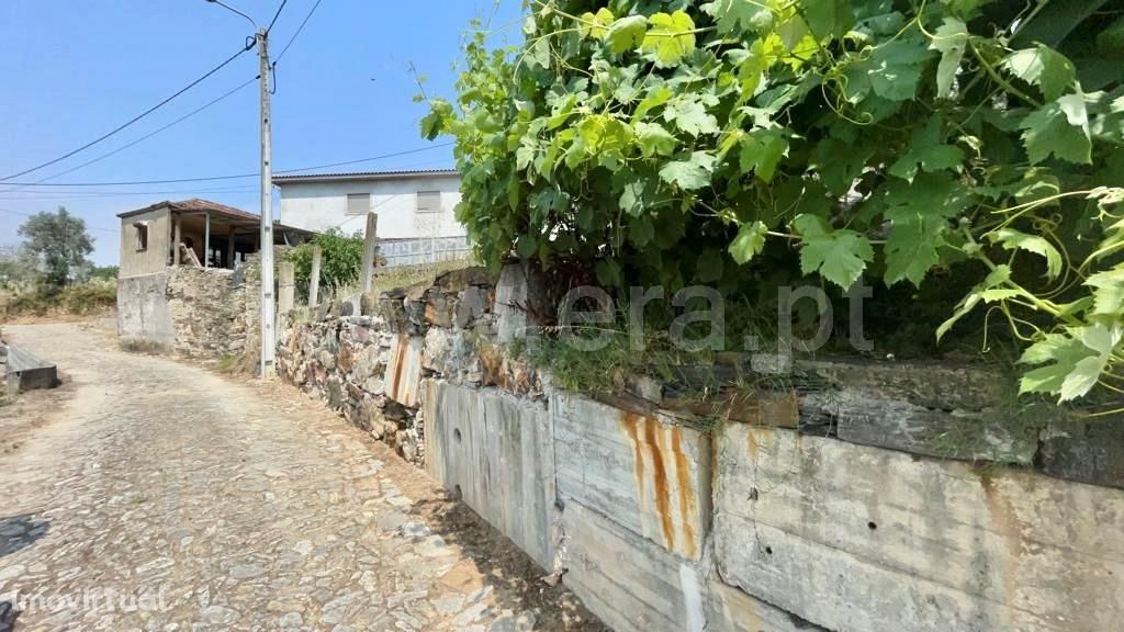 Terreno com ruína com projeto de restauro aprovado em Aguiar de Sousa