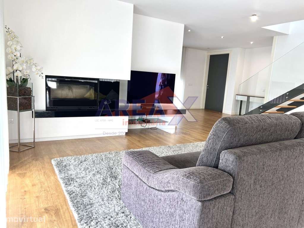 Moradia T4 de Arquitetura Moderna | Excelente Estado-9