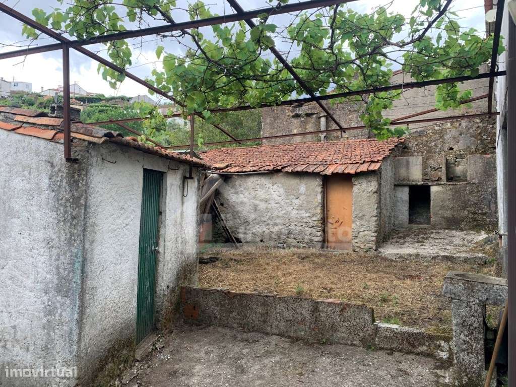 Moradia T4 para recuperar em Campelo, Figueiró dos Vinhos-6