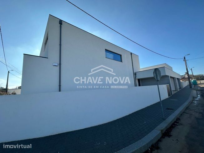 Moradia V4 Geminada com Piscina em Espinho-24