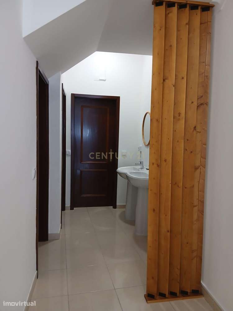 Escritório/ Apartamento T4 no centro da Marinha Grande-10