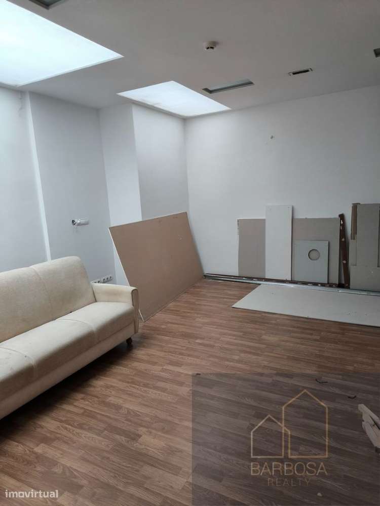 Loja de rua c/ 2 pisos, 3 WCs, 227m2 - zona movimentada Porto-10